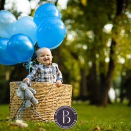 Baby balloon photo in basket family photo park