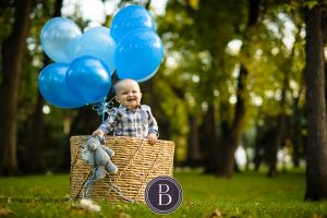 Baby balloon photo in basket family photo park