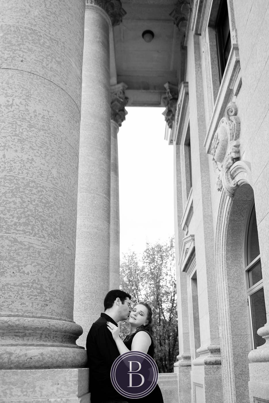 engagement photos kiss by the pillar