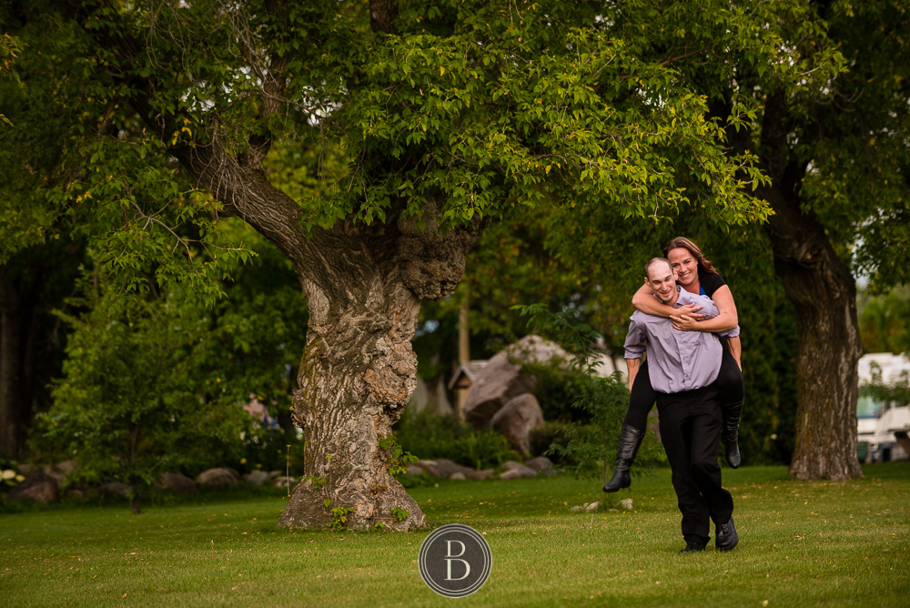 Fall engagement photography sessione engaged couple in love