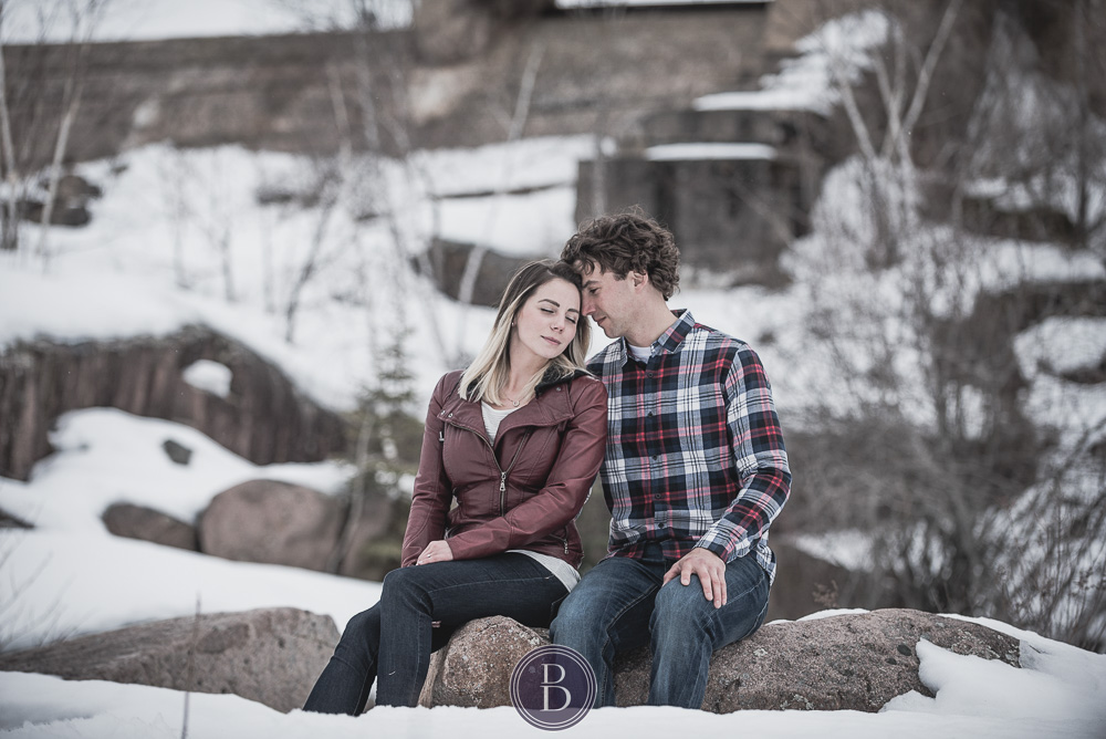 Winter engagement photos intimiate moment between engaged couple Pinawa Dam